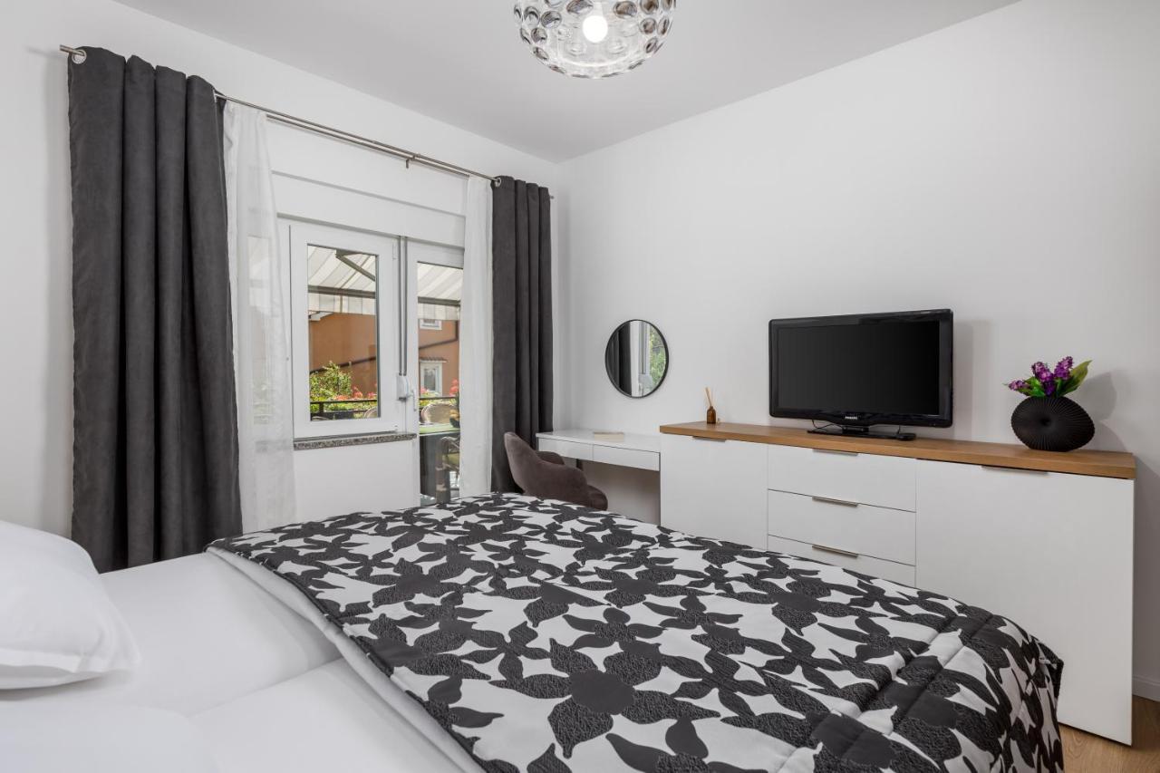 Apartment Flowers คาสตาฟ ภายนอก รูปภาพ