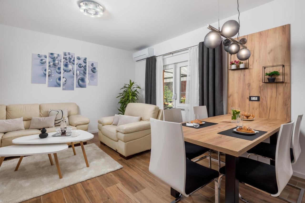 Apartment Flowers คาสตาฟ ภายนอก รูปภาพ