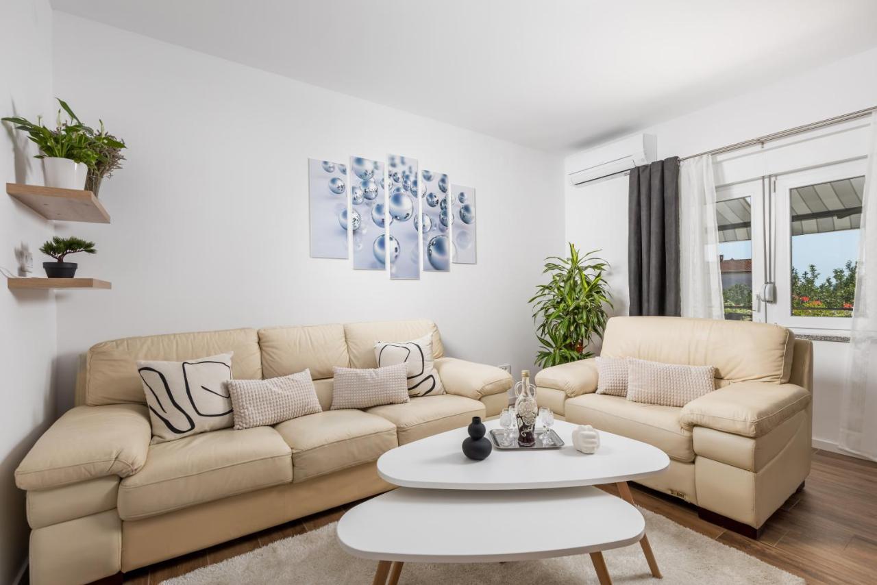 Apartment Flowers คาสตาฟ ภายนอก รูปภาพ