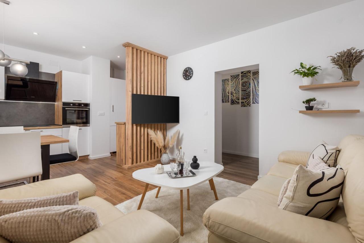 Apartment Flowers คาสตาฟ ภายนอก รูปภาพ